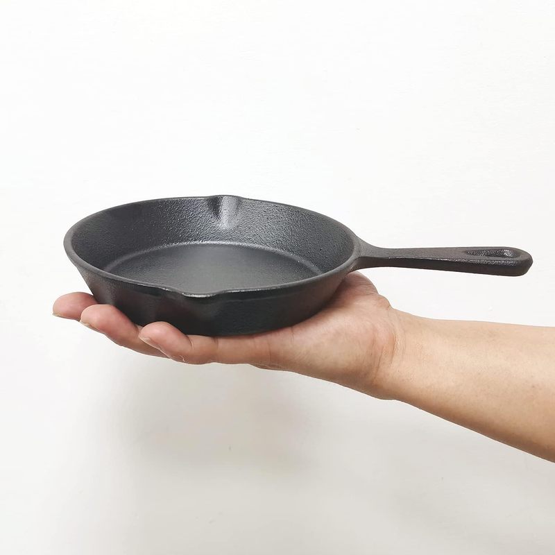 Camping Cooking Frying Pan - กระทะเหล็กหล่อขนาด 6 นิ้ว, กระทะทอดพร้อมขอบกันน้ำมันหยด, เครื่องครัวเคลือบสารกันติด ปลอดภัยสำหรับเตาอบ,